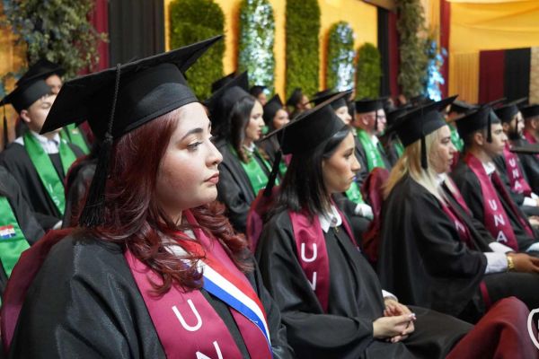 graducion-74-unae-20244C22EF32-2BCF-C7FD-BAA0-A73544936EB7.jpg