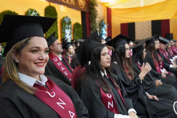 graducion-76-unae-20247E23889D-C0E2-B047-30B1-780EABE5CBEA.jpg