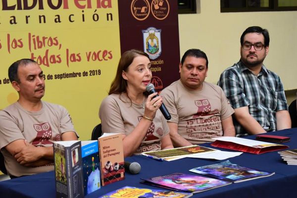 lanzamiento-de-libroferia-encarnacion-unae-017B968BB8-8E34-3360-7B6B-349E5AE2A843.jpg