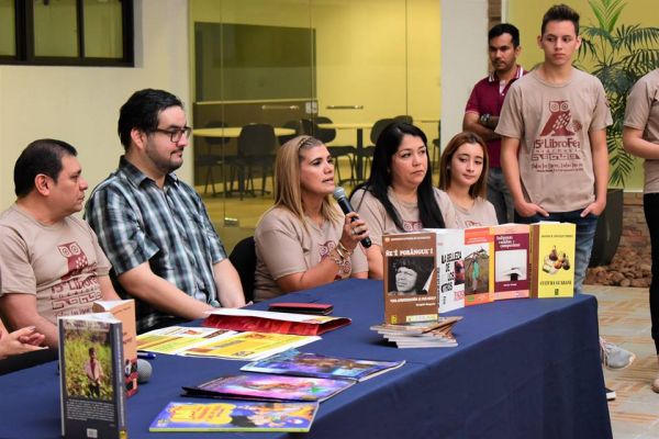 lanzamiento-de-libroferia-encarnacion-unae-04AF811FFA-A20A-46D7-2ABF-1B9FF7B6A594.jpg