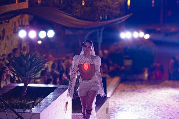 desfile-de-modas-11C8D9DB6-DE61-38E9-9FD5-893EA7EEFF9E.jpg