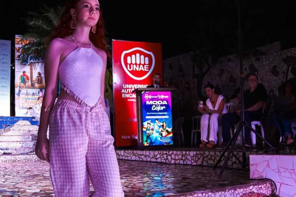 desfile-de-modas-1609DD83C5-C6E1-E6FC-9B87-0C639CEC55D2.jpg