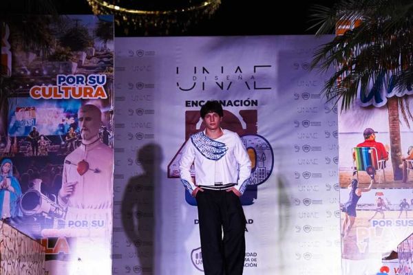 desfile-de-modas-75BED32AA-0407-4F9D-C9B6-9A89CBE8AF32.jpg
