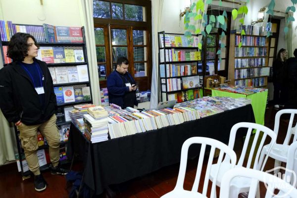 libroferia-colonias-unidas-1-copiar1C372EDD-5819-84DC-FB09-348DA7386CBE.jpg