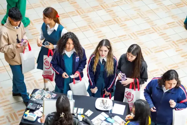 college-day-32B0638E87-D83C-C9CF-027C-2F6C0AED3D2F.webp