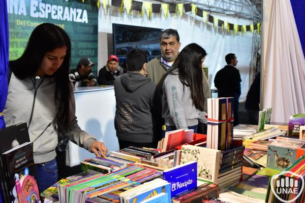dia-1-libroferia-encarnacion-unae-1759D613E8-BBA2-9D8C-178F-F97D063BB0E0.jpg