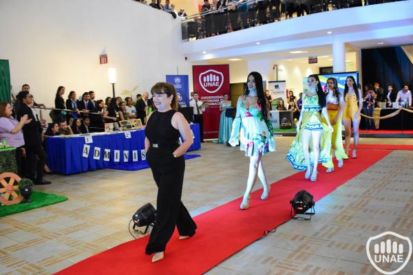 desfile-de-temporada-95A650FA09-0FC0-52D3-8DBC-25A92E91DB29.jpg